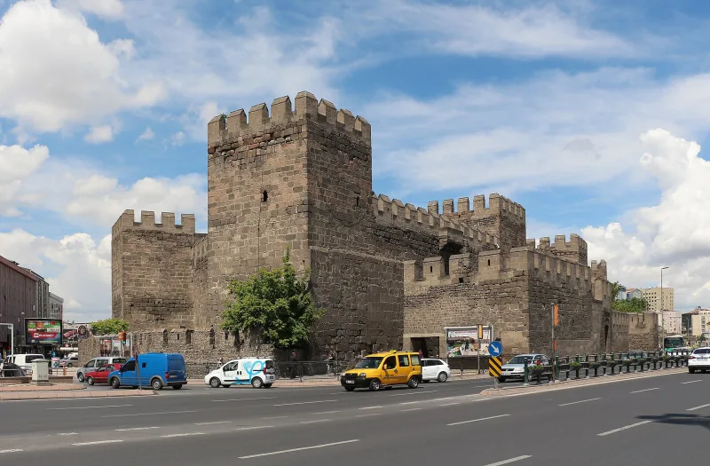 La forteresse de Kayseri (Kayseri Kalesi) — une citadelle en basalte